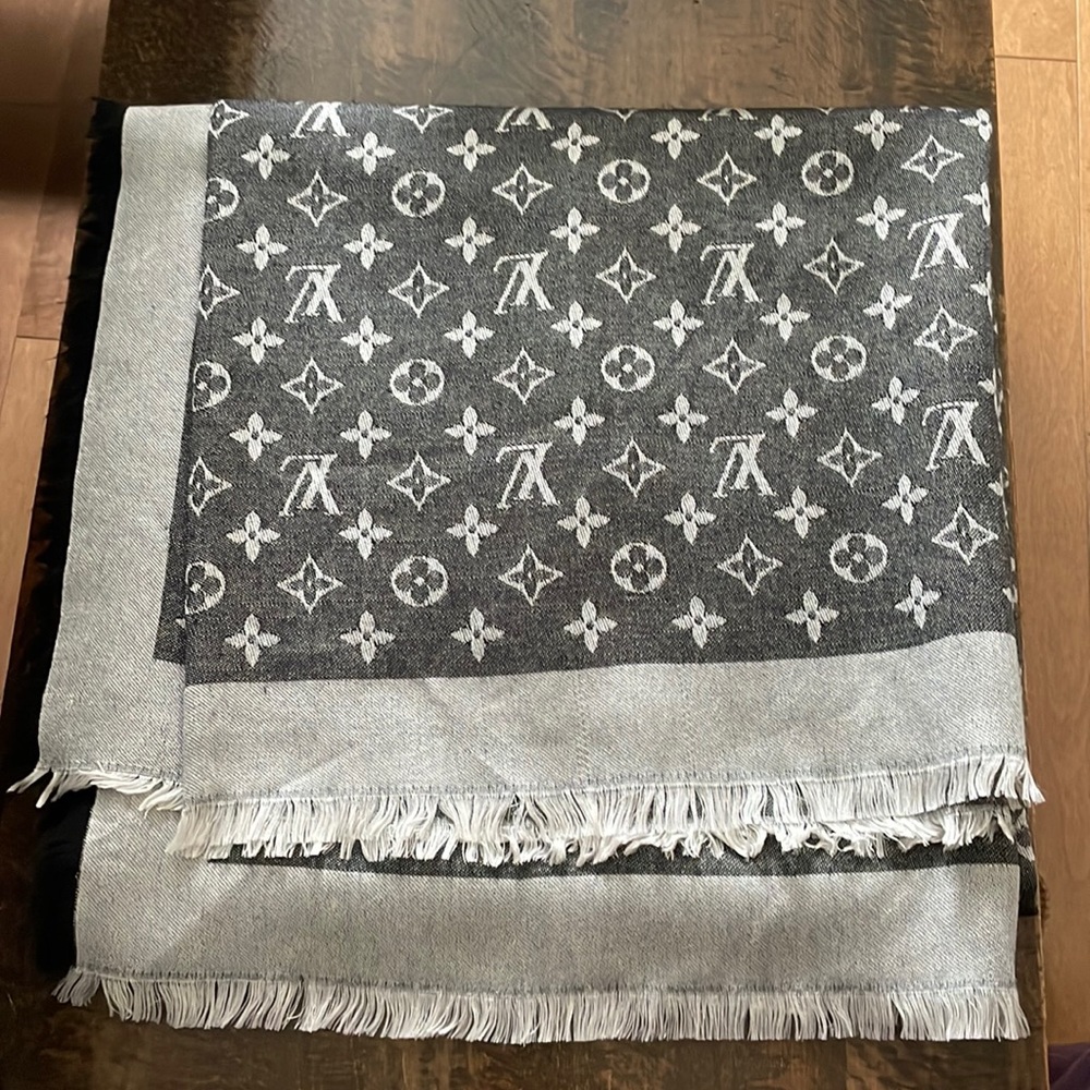 Authentic Louis Vuitton monogram blanket shawl&scarf